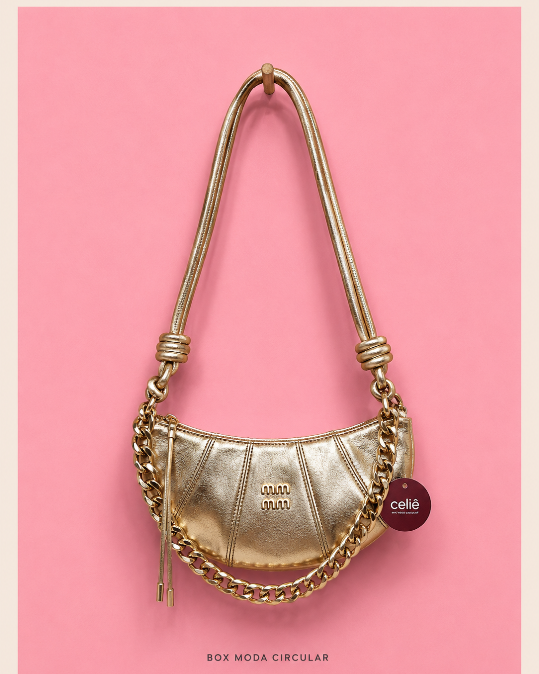 Bolsa dourada da linha de acessórios Brilhê