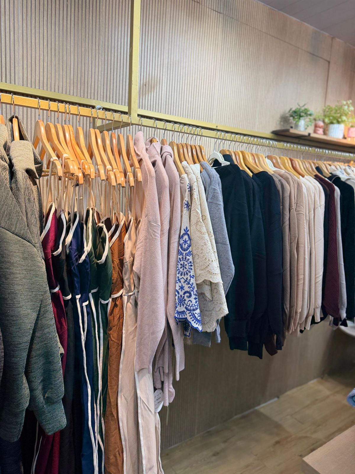 Arara de tricôs e blusas em tons suaves