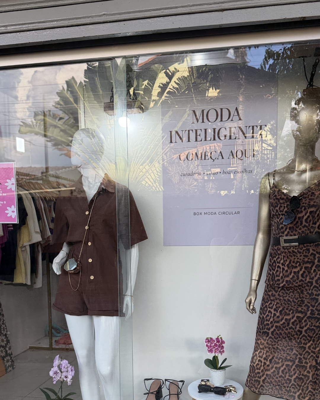 Vitrine da loja Box Moda Inteligente com a frase Moda Inteligente começa aqui