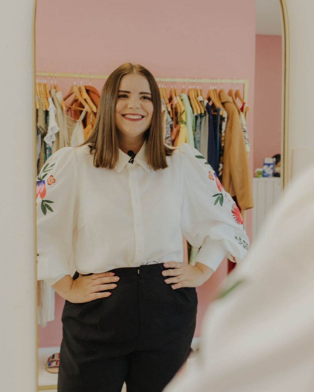 Look da curadoria Box: blusa branca bordada vista no espelho da loja