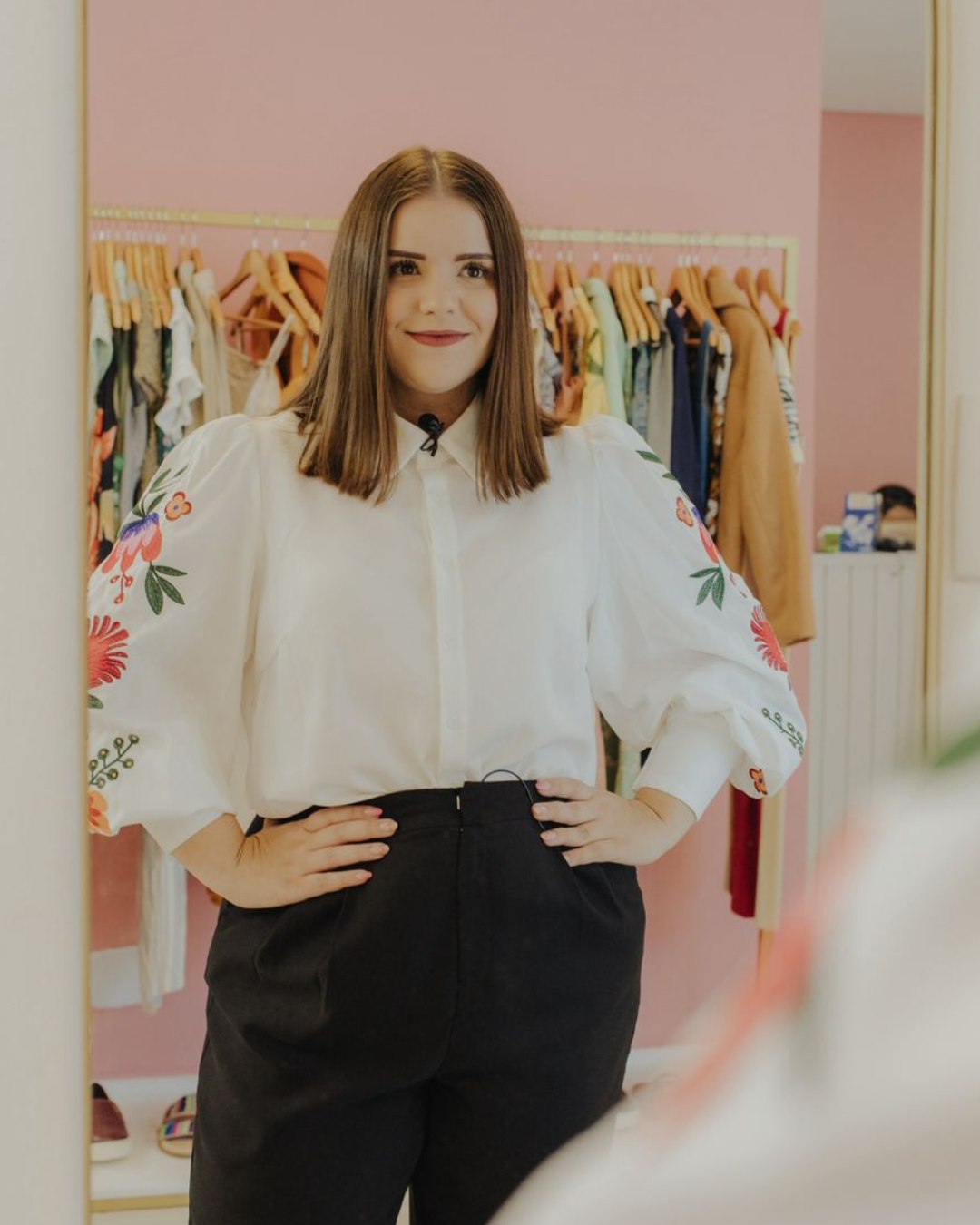 Blusa branca bordada com calça preta